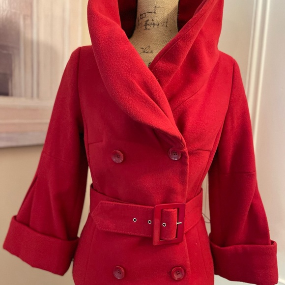 Fire engine red short Jackie O. jacket with 3/4 length sleeves and belt. - Picture 3 of 9